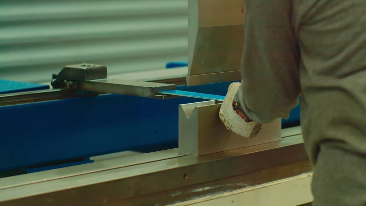 máquinas de procesamiento de metales manipuladas por un operador