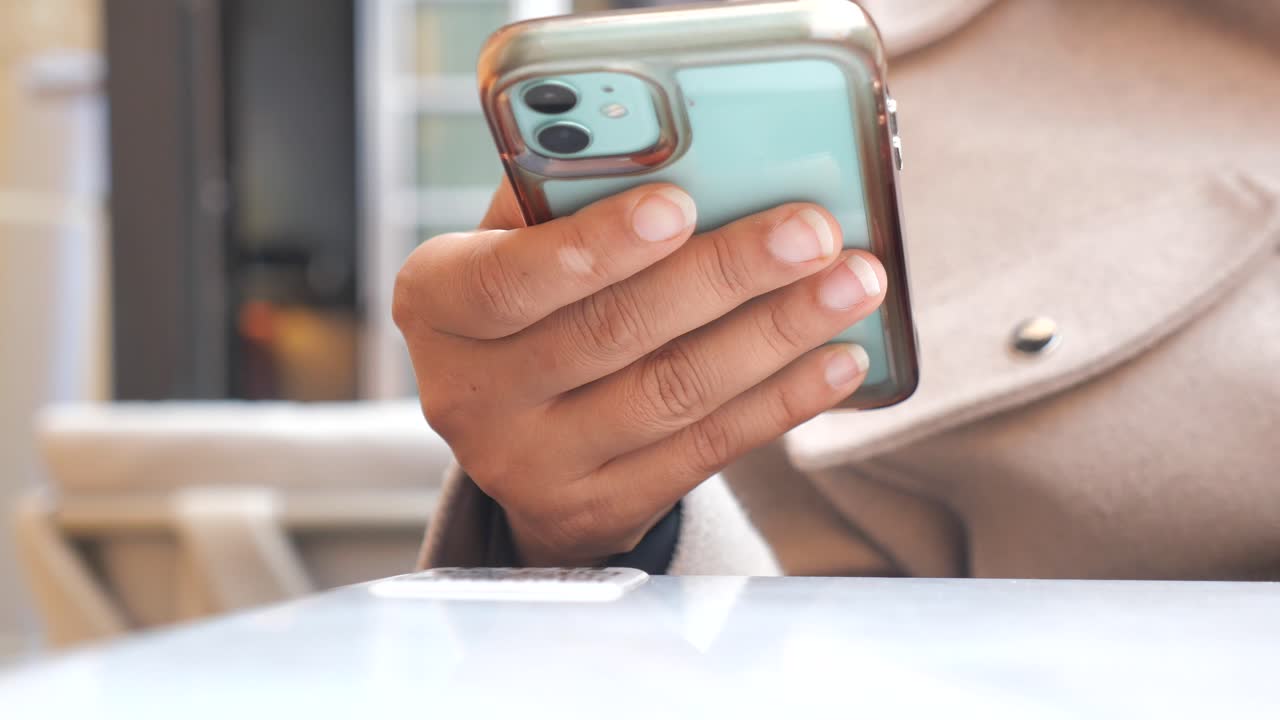 persona que utiliza un teléfono móvil