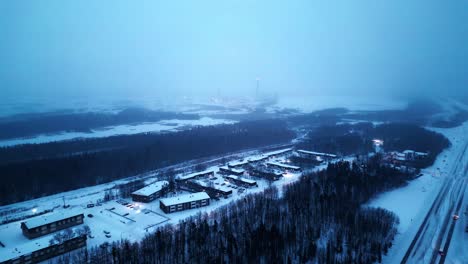 Antena-4k-Amanecer-Hora-Azul-Mañana-Cinematográfico-4k-Tormenta-De-Nieve-Nevada-Brumoso-Disparo-De-Drone-Del-Invierno-ártico-Comunidad-Aislado-Remoto-Pueblo-Minero-Centro-Del-Norte-Thompson-Manitoba-Canadá-Vale-Inco-Mina