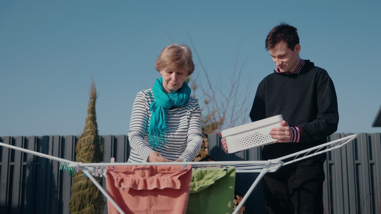 Famiglia che fa il bucato all'aperto