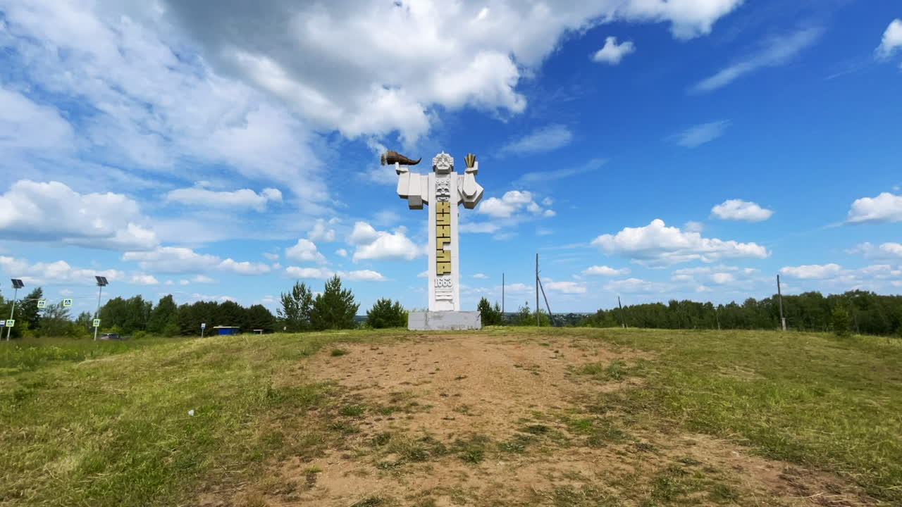 은 날 들판 에 있는 기념비