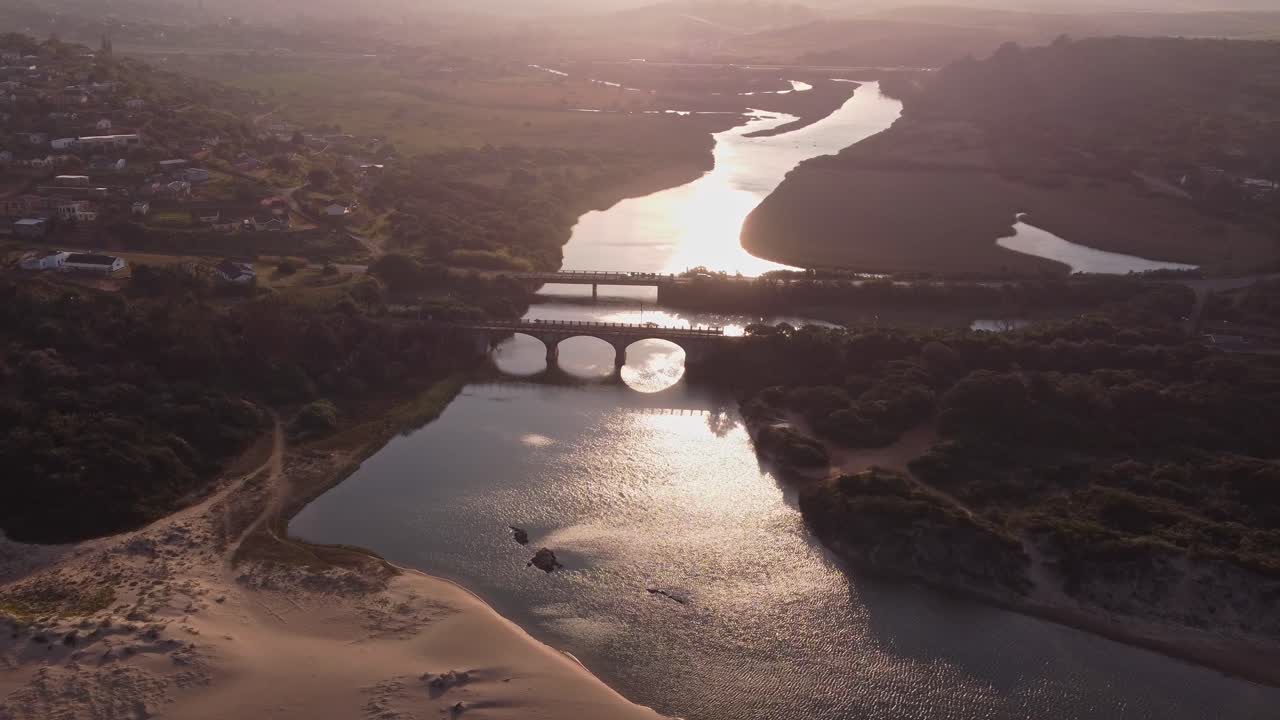 puesta de sol escénica en el río msimbazi en la playa de illovo en durban en sudáfrica , tiro en órbita
