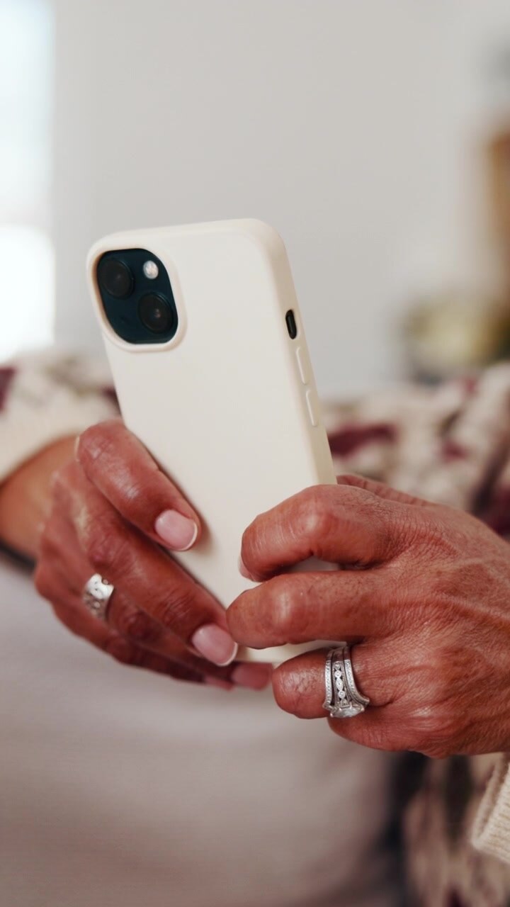 Primo piano di una donna anziana che usa lo smartphone