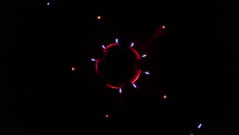 imágenes aéreas de drones ascendentes de un círculo abstracto y colorido espectáculo de luces led colocado en una fuente en bratislava, eslovaquia