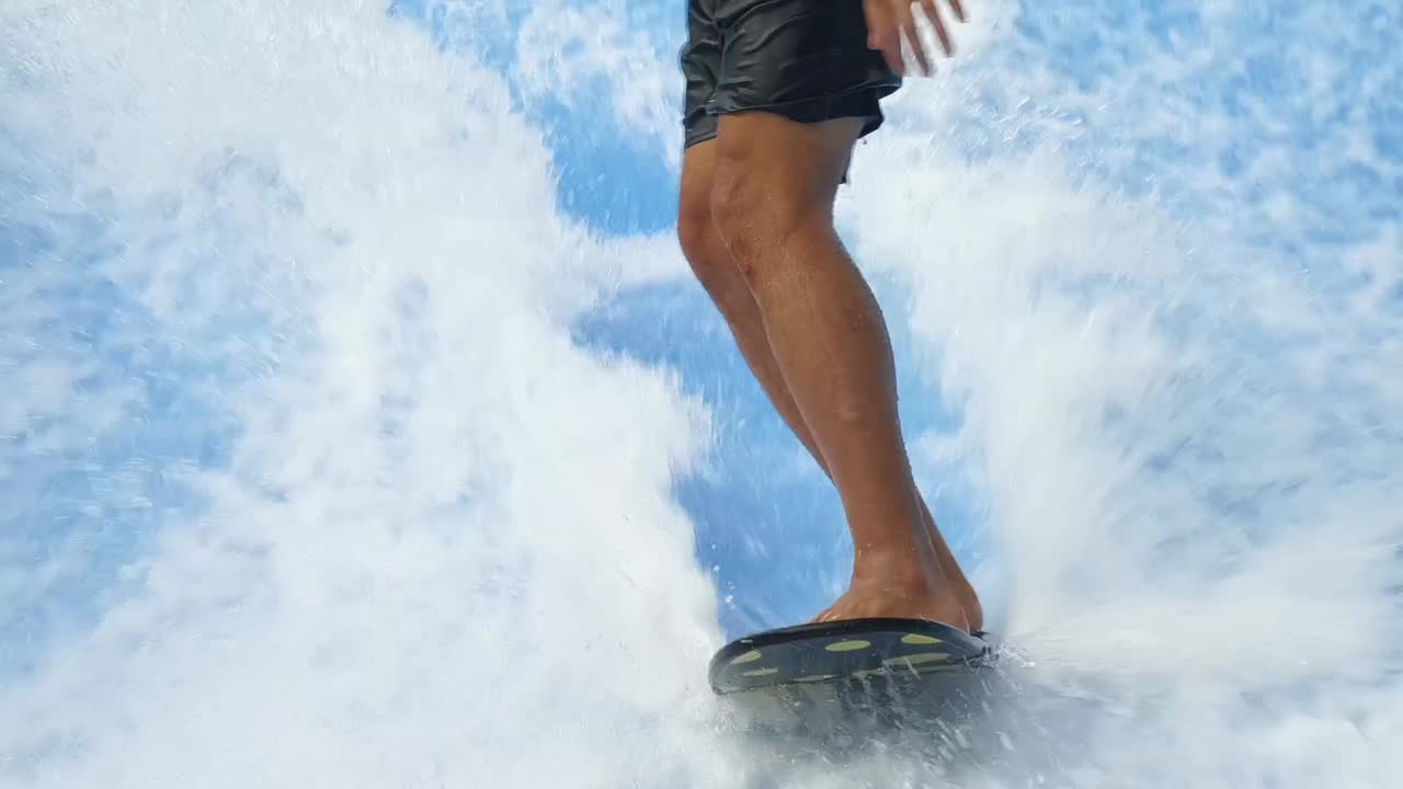 워터 파크 에서 인공 파도 를 서핑 하는 사람