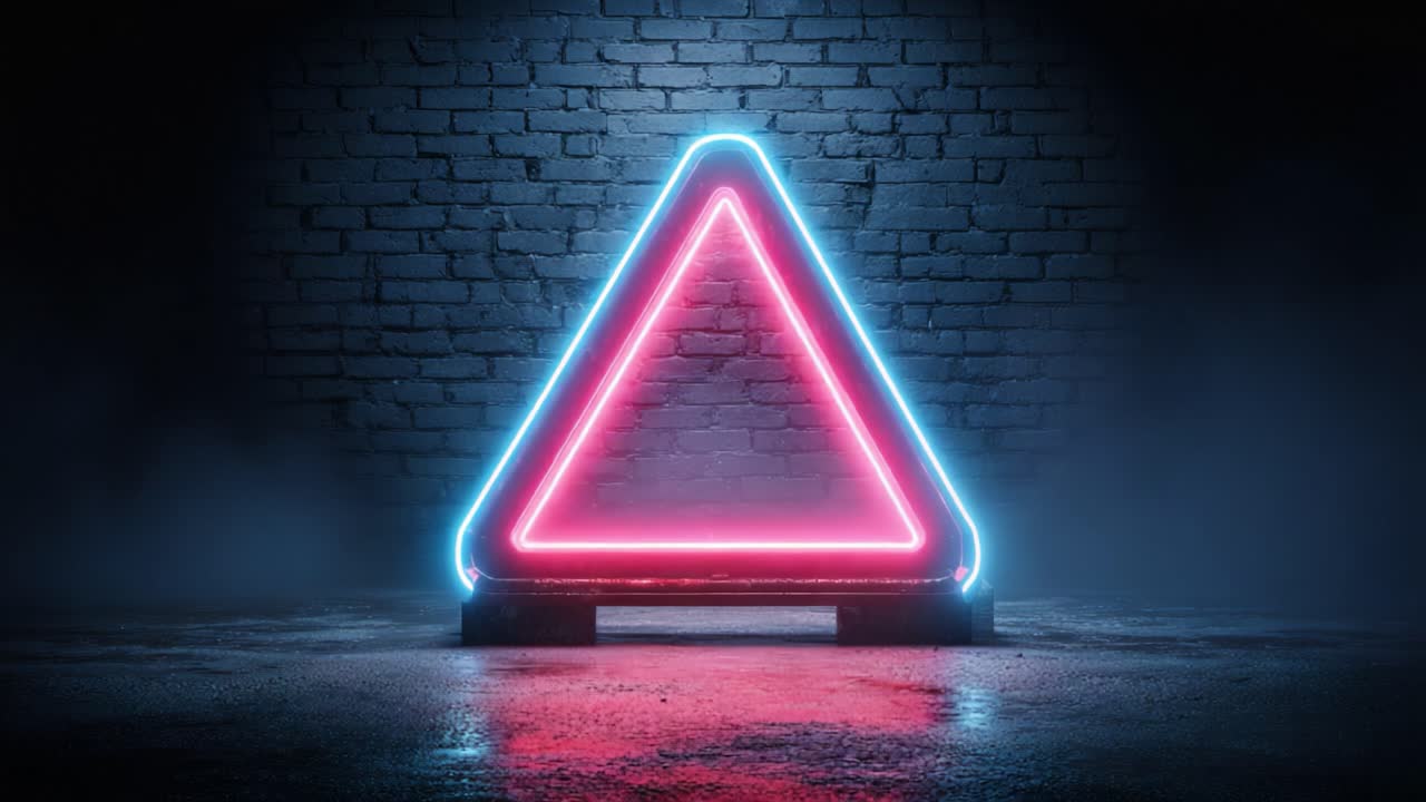 En levende neontrekant oplyser en mørk urban scene, kaster et strålende skær mod den murede væg og reflekteres på den våde overflade nedenunder.