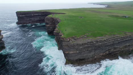 vista aérea de downpatrick rock y acantilados en el condado de mayo