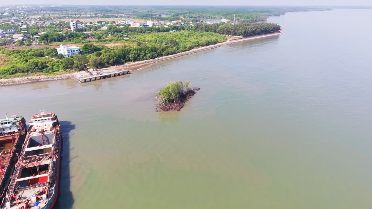 Vue aérienne en orbite d’une petite île près du point de vue