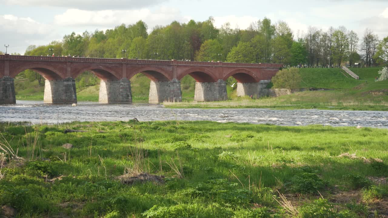 длинный старый кирпичный мост, кулдига, латвия, через реку вента