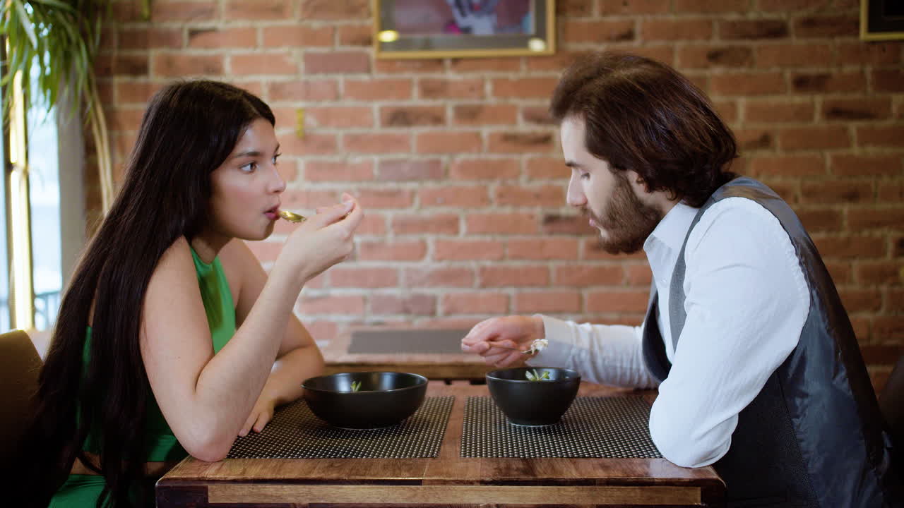 una pareja feliz tomando una foto en una cita.