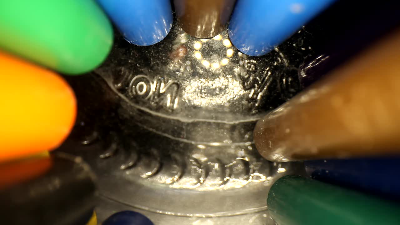 moviéndose en un frasco de lápices de colores comenzando cerca del fondo