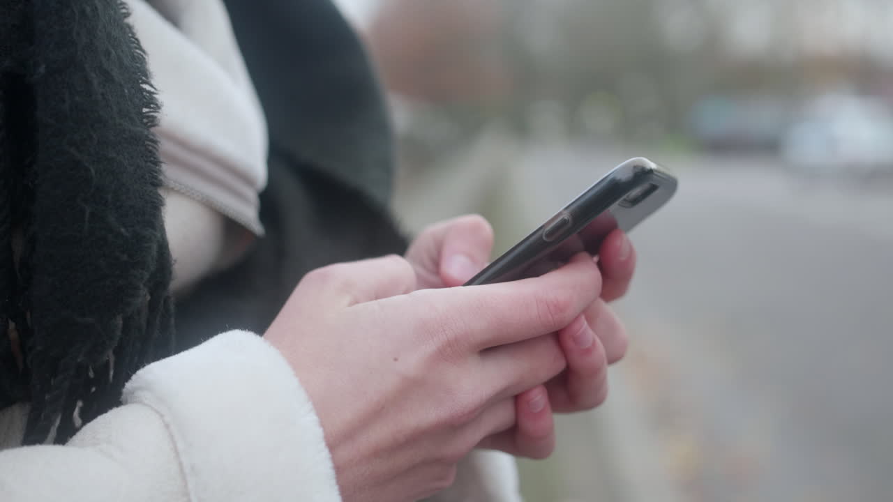 그녀의 검은 전화에 문자 메시지를 여자의 프로필 샷을 닫습니다