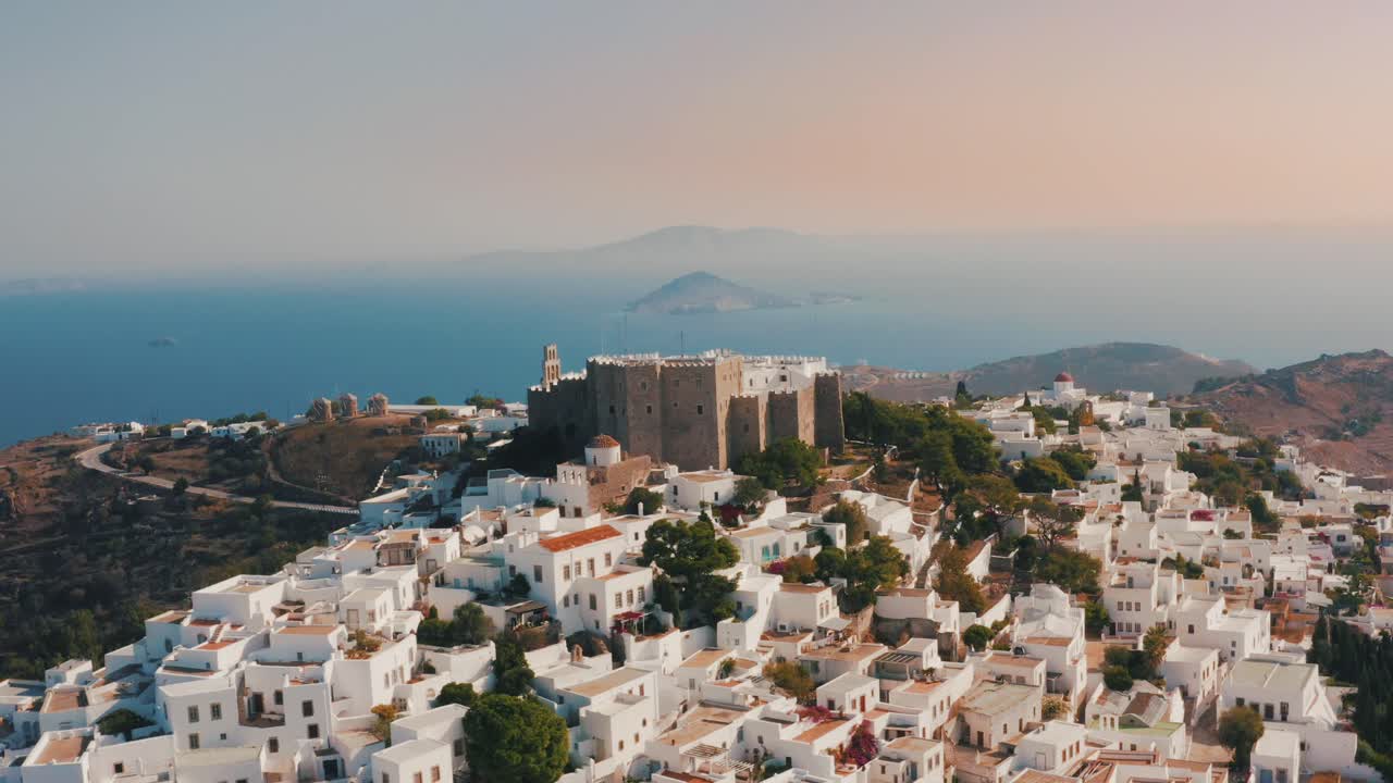 isla de patmos biblia grecia castillo viaje turista historia europa isla