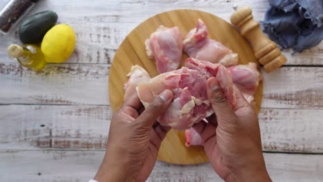 preparación de muslos de pollo crudos
