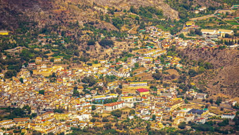 ciudad romántica entre valles de montañas, vista en lapso de tiempo desde arriba