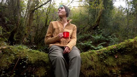 Mujer-Viajera-Con-Una-Taza-De-Café-En-El-Bosque