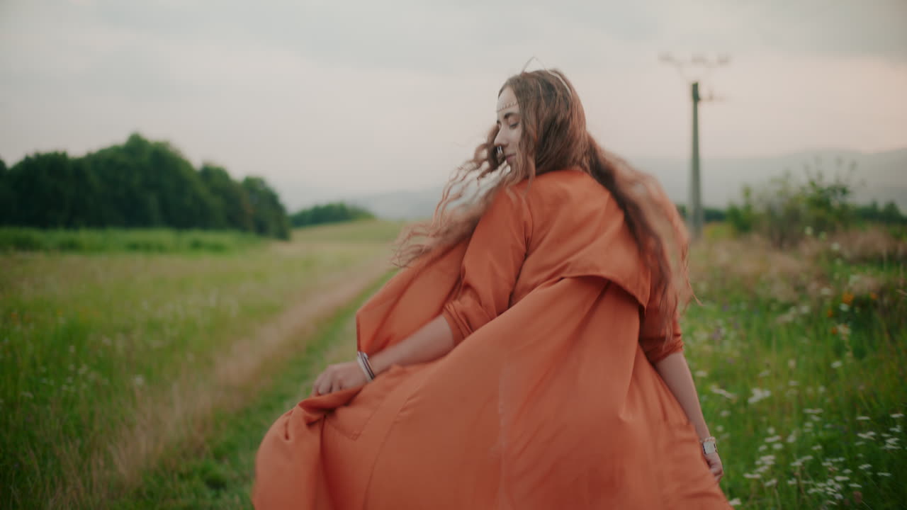 mujer feliz caminando en un prado