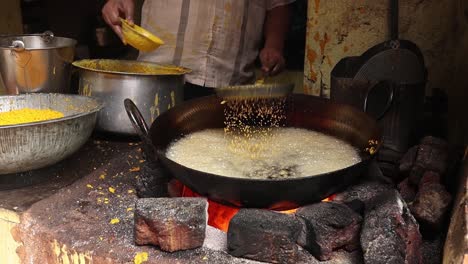 Indisches-Streetfood.-Boondi-Oder-Bundiya-Ist-Ein-Indisches-Dessert-Aus-Gesüßtem,-Frittiertem-Kichererbsenmehl.-Da-Es-Sehr-Süß-Ist,-Kann-Es-Nur-Etwa-Eine-Woche-Gelagert-Werden.-Bundesstaat-Rajasthan-Im-Westen-Indiens.