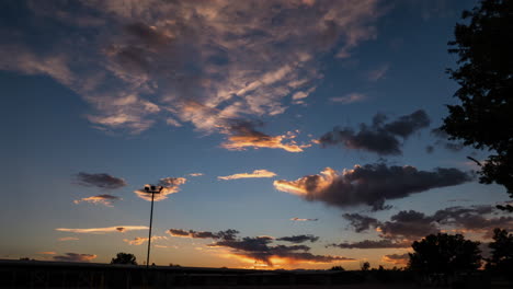 lapso de tiempo al atardecer de los establos