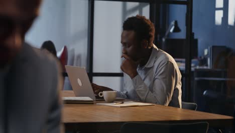 un homme d'affaires travaillant sur un ordinateur portable dans un bureau