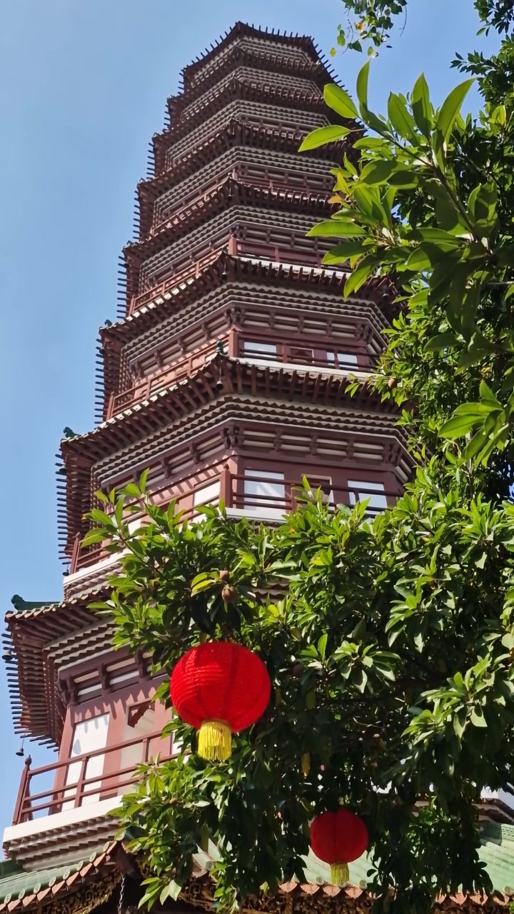 Vista Vertical, Pagode de Templo Budista em Guangzhou, China. Templo das Seis Figueiras de Bengala.