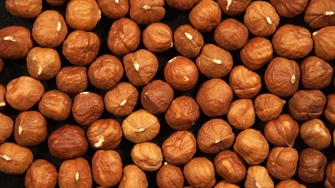 Nocciole sgusciate che ruotano