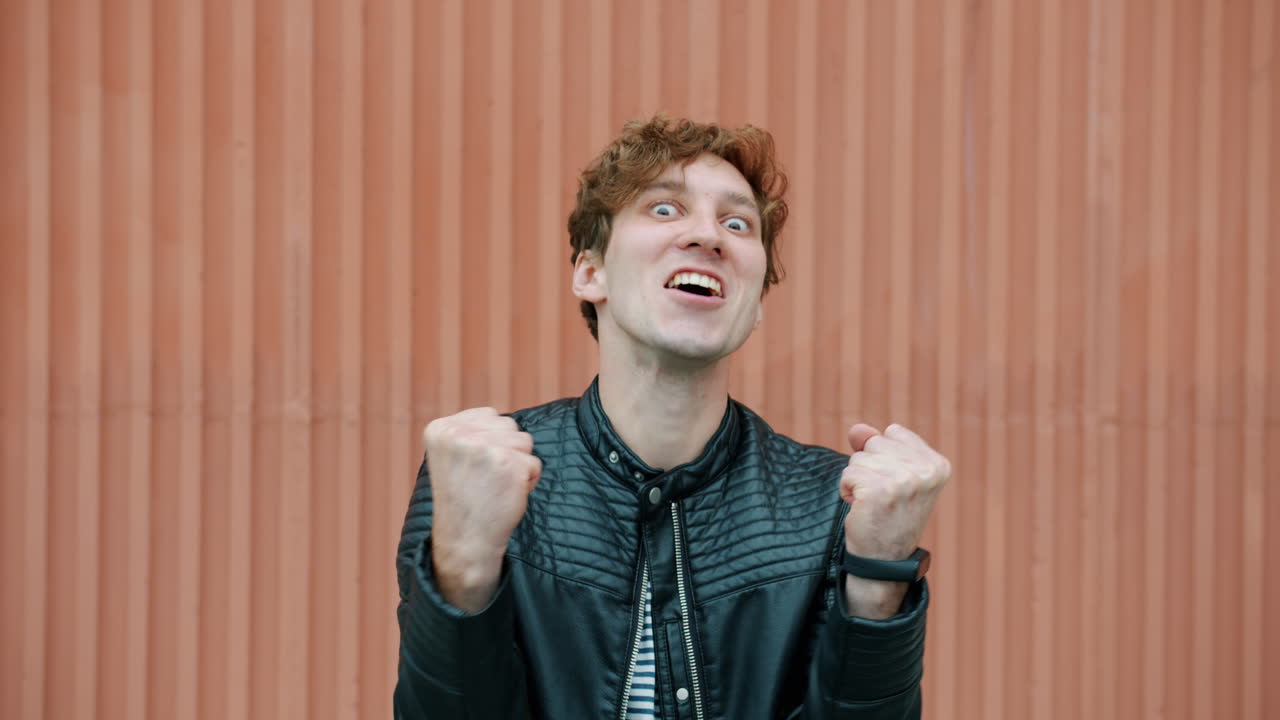 Un joven emocionado.