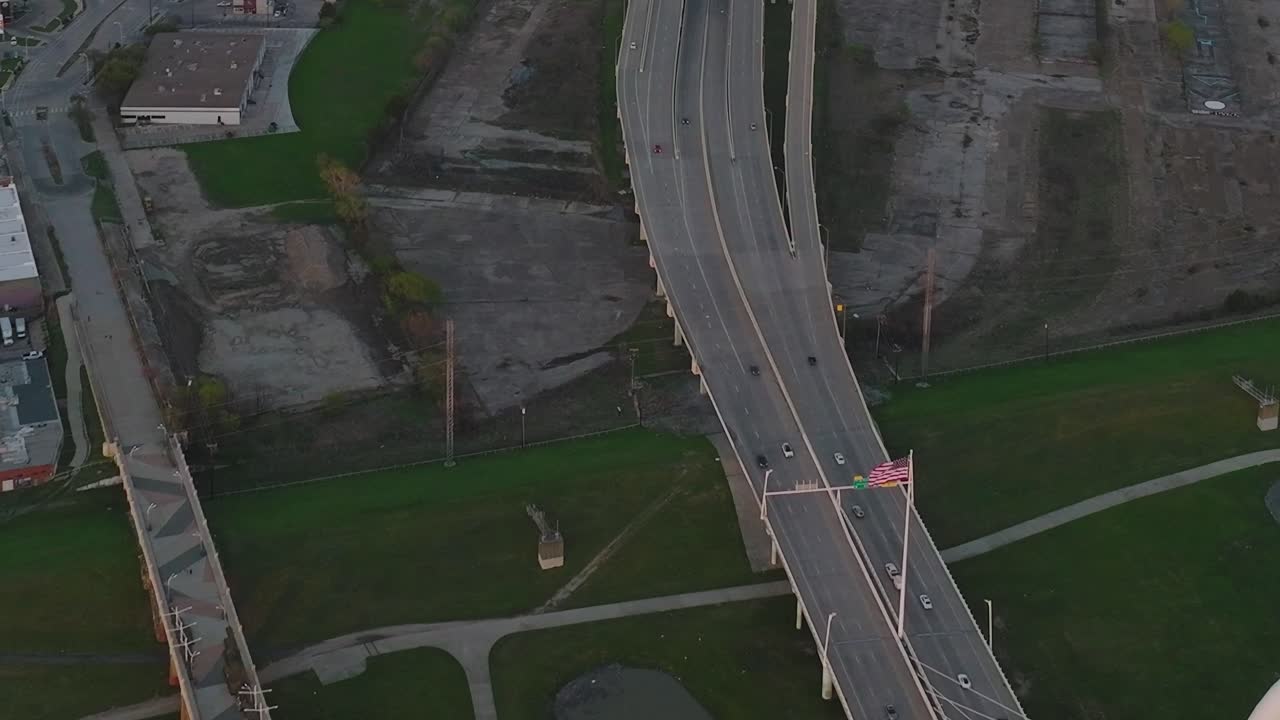 Vista dall'alto del centro di Dallas che mostra la strada e il terreno vuoto