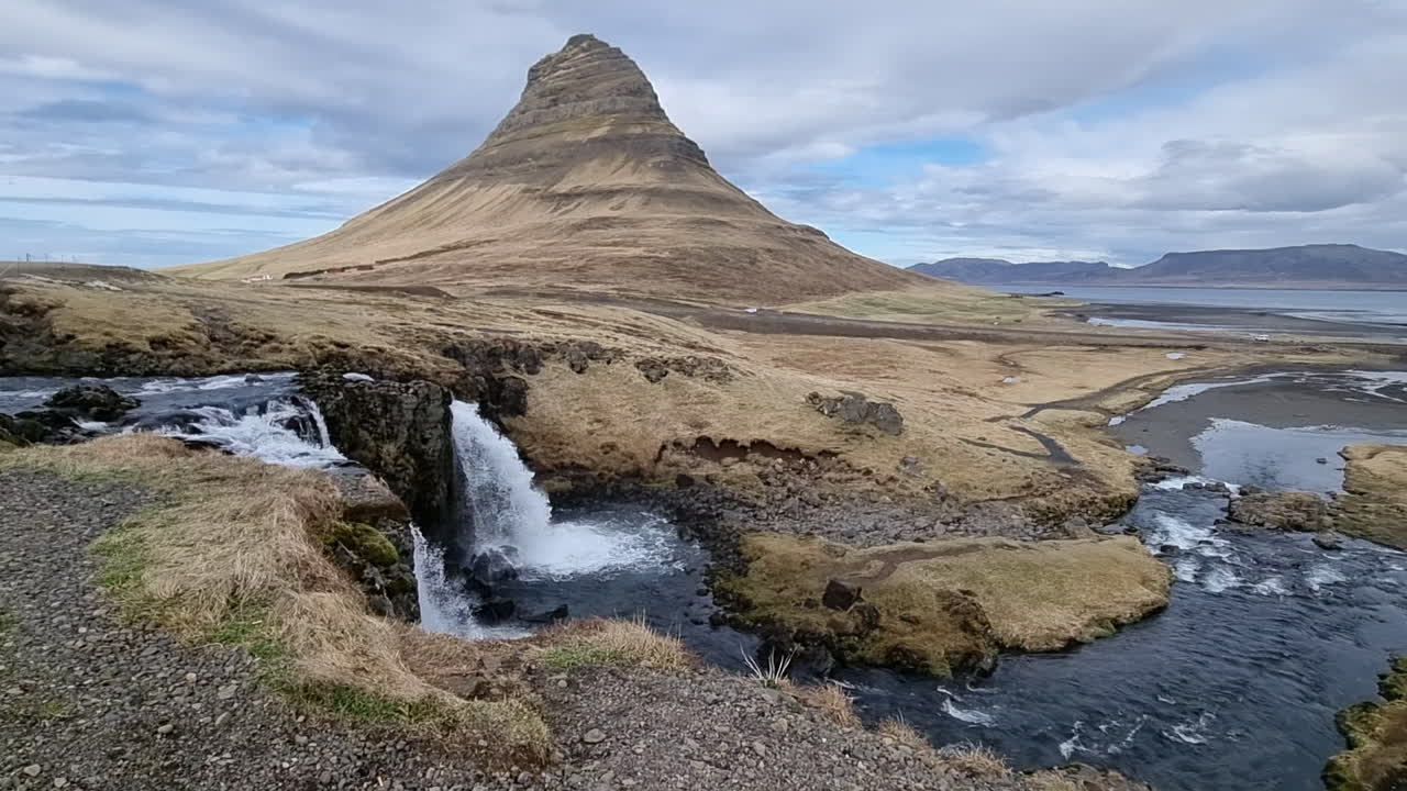 hermosa foto de la cascada y la montaña de kirkjufell en islandia