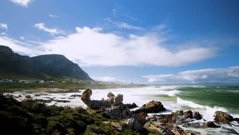 Vista-Panorámica-Sobre-La-Costa-Escarpada-Y-Ventosa-De-Hermanus-Junto-A-La-Imponente-Montaña