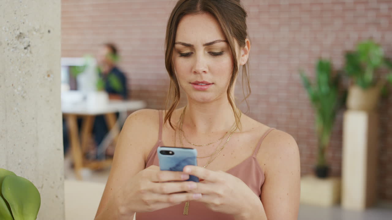 teléfono inteligente, mujer y mecanografía para la comunicación