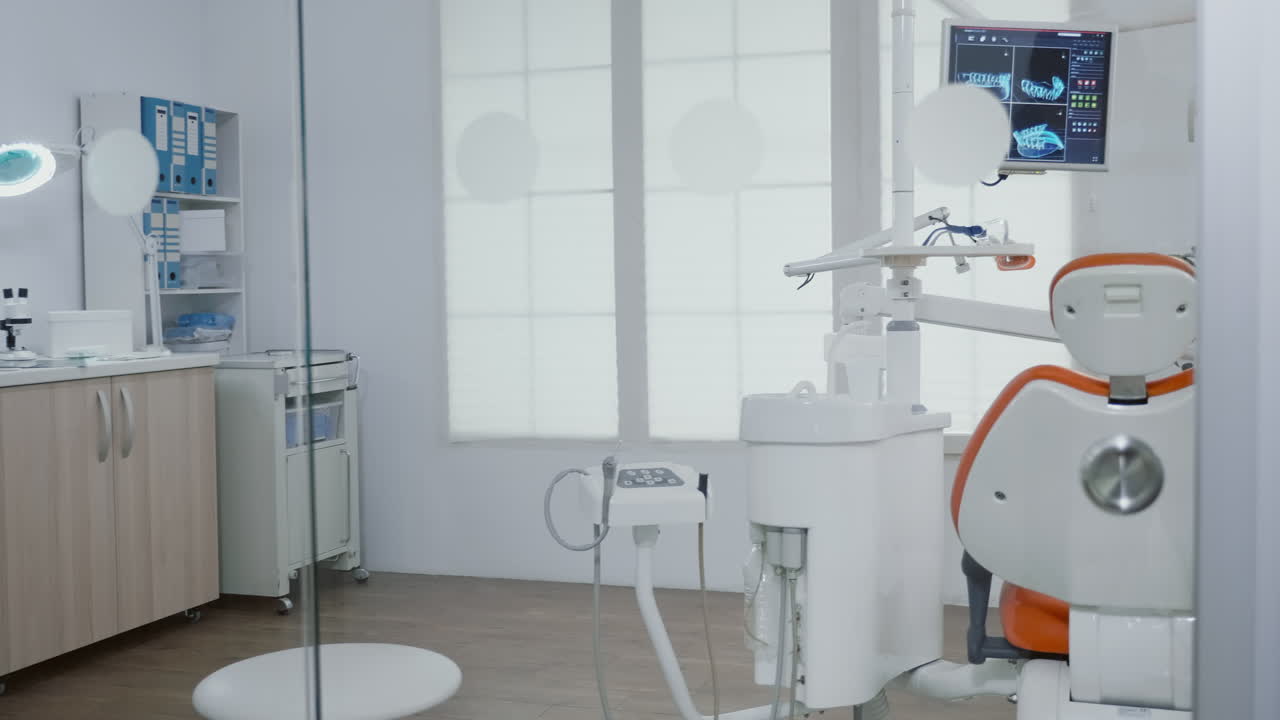 정형 치과 의 병원 캐비 방 에 있는 의학적 입과 의사 의 뒷면