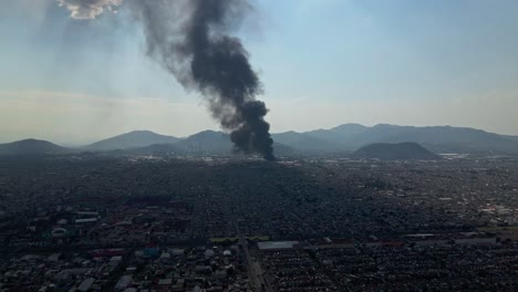 Große-Mengen-Giftiger-Rauch-Steigen-In-Die-Luft,-Nachdem-Eine-Kunststofffabrik-In-Ecatepec-In-Brand-Gerät