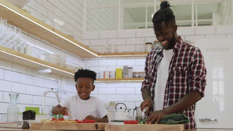 Vater-Und-Sohn-Kochen-Zusammen