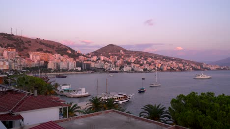 paisaje de puesta de sol en la impresionante ciudad costera con barcos y yates