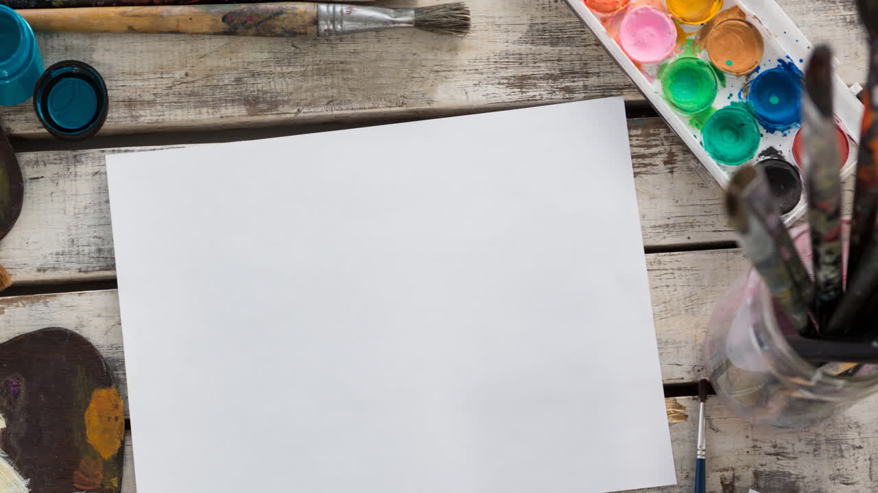 animación de acuarelas, pinceles y papel en blanco en una mesa de madera