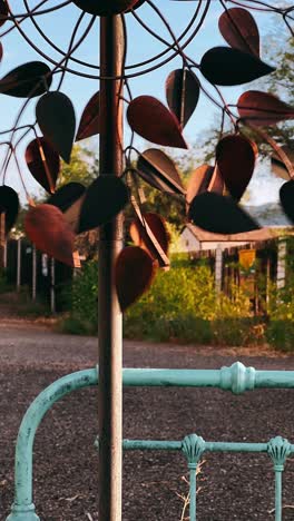 decoración de molino de viento rústico en un entorno de jardín