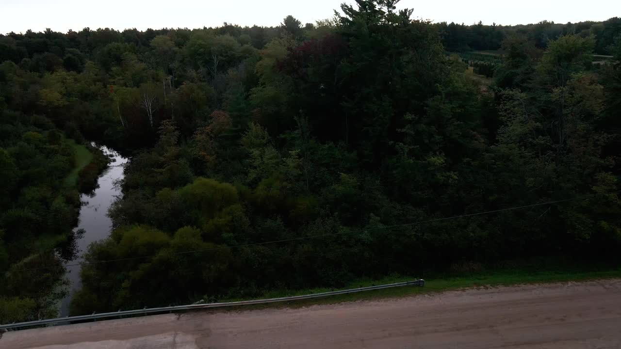 머스키건 지역의 작은 개울 위의 흐린 날