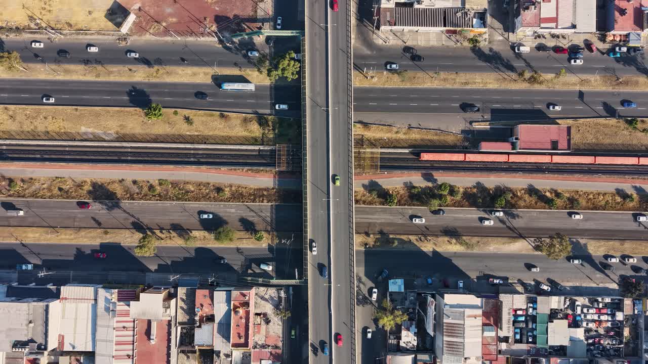 Iperlapso aereo dall'alto del traffico dell'ora di punta su un viale trafficato.