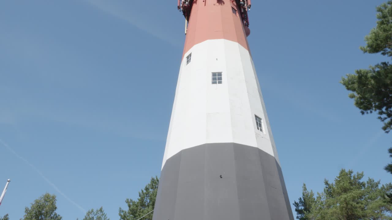 osetnik, voivodato de pomerania, polonia - la vista de un faro - panorámica aérea hacia arriba
