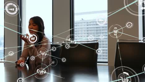 animación de la red de conexiones con iconos sobre mujer de negocios usando samrtphone