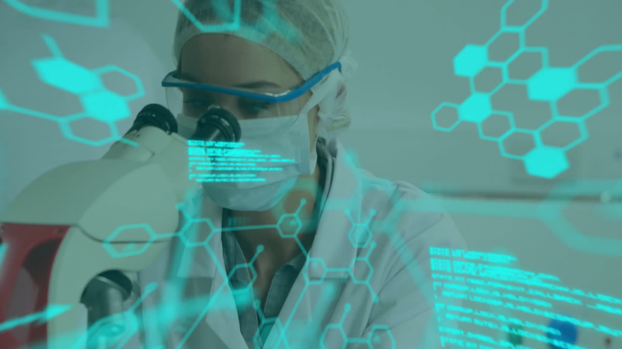 animación del procesamiento de datos científicos sobre una científica caucásica en el laboratorio