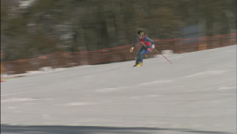 Ein-Skifahrer-Fährt-Unter-Den-Zuschauern-Die-Abfahrt