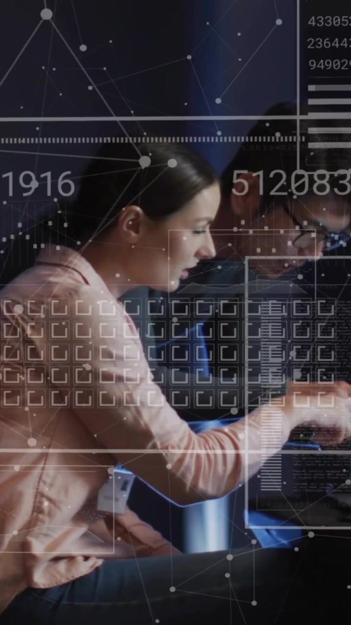 Mulher digitando e homem apontando para o teclado trabalhando em um hub de tecnologia, com HUD animado atualizando grades.