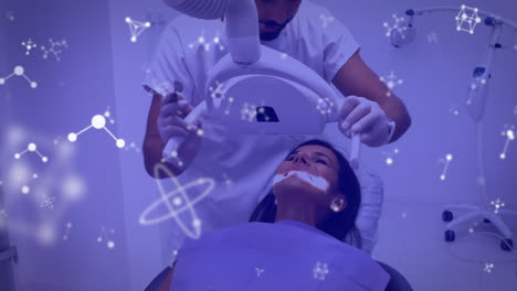 estructura molecular que se mueve en contra del dentista que trata a una paciente femenina