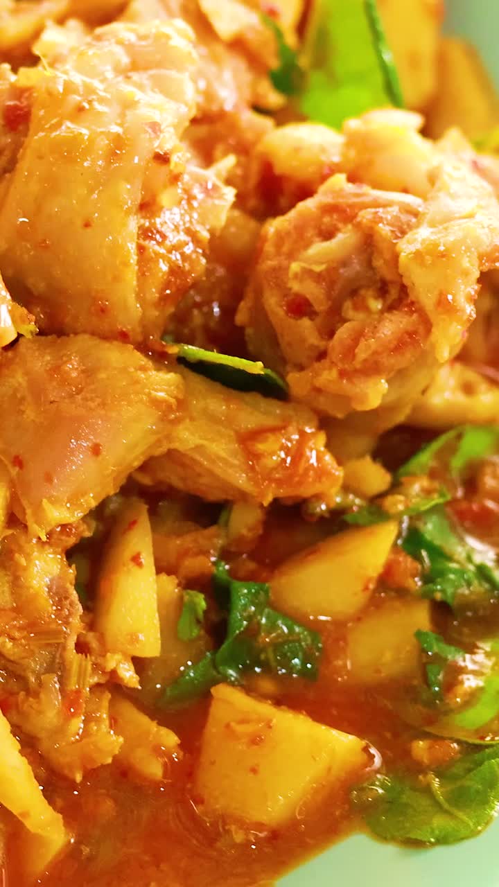 un plato vibrante de brotes de bambú picante salpicado, capturado en un entorno bien iluminado, mostrando el arte culinario tailandés