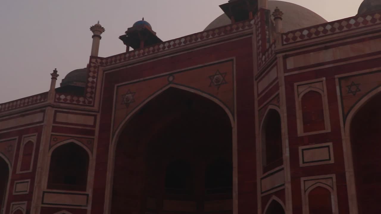 la tomba di humayun al mattino nebbioso da una prospettiva unica è stata scattata a delhi india