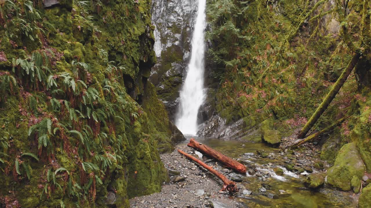 una hermosa cascada entre los acantilados rocosos de las montañas verdes de las cataratas del niágara - tiro ancho