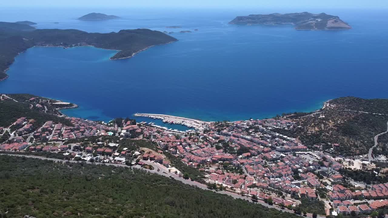 panorámica aérea sobre la ciudad costera de kas en la costa mediterránea, turquía