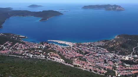 Panorámica-Aérea-A-Través-De-La-Ciudad-Costera-De-Kas-En-La-Costa-Mediterránea,-Turquía